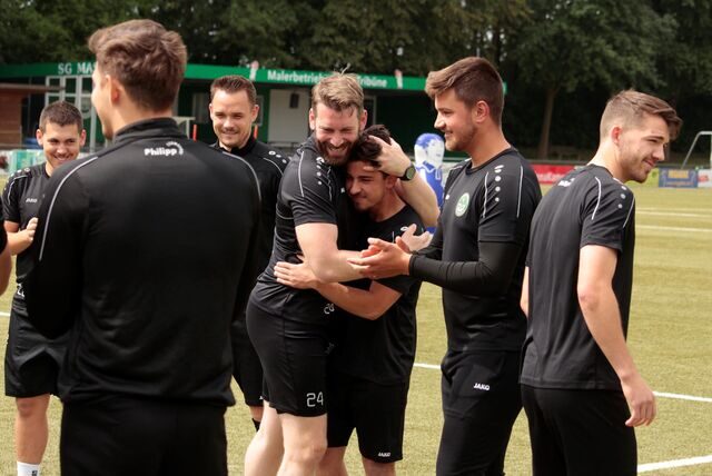SGM-Coach Marco Kähler herzt Alessandro Paschedag. Er feierte am Sonntag Geburtstag.