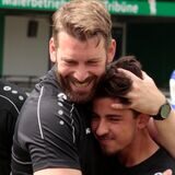 SGM-Coach Marco Kähler herzt Alessandro Paschedag. Er feierte am Sonntag Geburtstag.