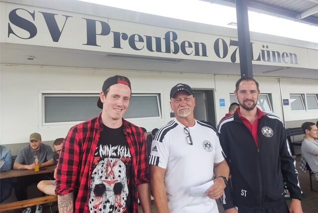 Fabian Herrmann, Carsten Walschus und Sebastian Treppe stehen vor dem Vereinsheim des SV Preußen Lünen nebeneinander.