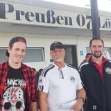 Fabian Herrmann, Carsten Walschus und Sebastian Treppe stehen vor dem Vereinsheim des SV Preußen Lünen nebeneinander.