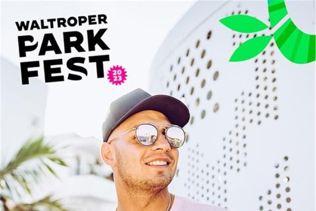 Sänger Pietro Lombardi mit Kappe und Sonnenbrille vor einem weißen Gebäude auf einem Plakat für das Waltroper Parkfest 2023