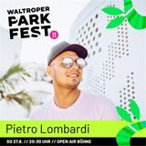 Sänger Pietro Lombardi mit Kappe und Sonnenbrille vor einem weißen Gebäude auf einem Plakat für das Waltroper Parkfest 2023