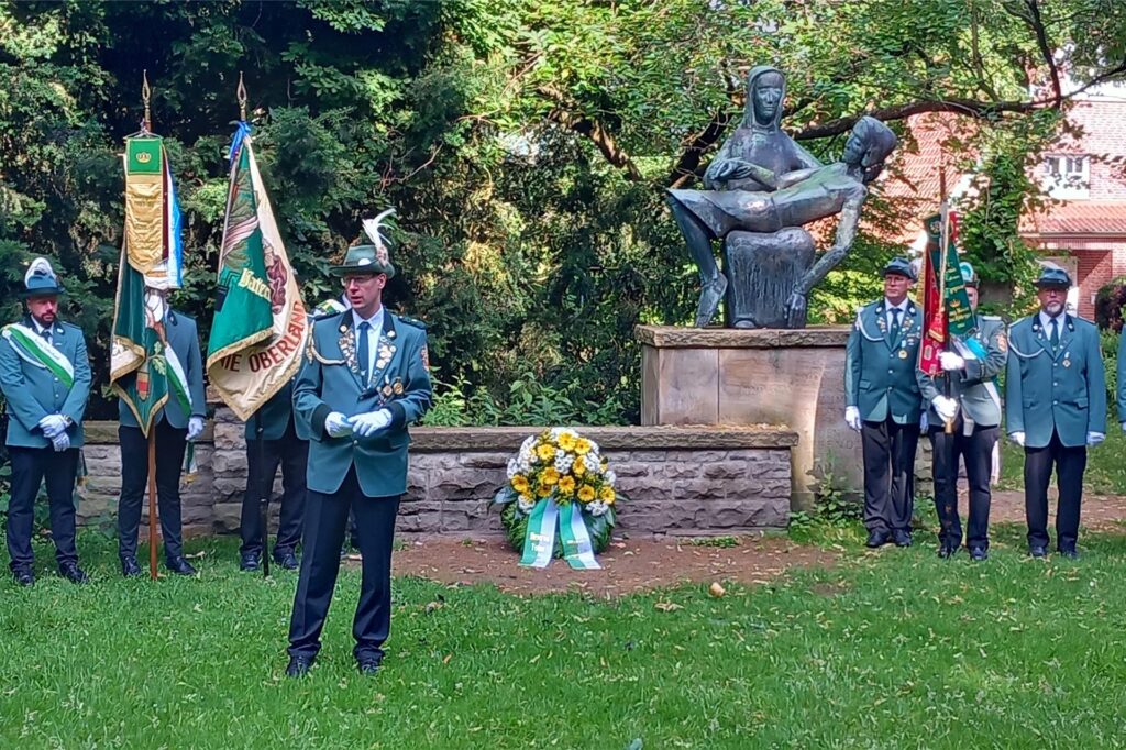 Der Sonntag startete für den Bürgerschützenverein mit eine Gottesdienst und der Kranzniederlegung am Ehrenmal (Foto) im Steintorpark.