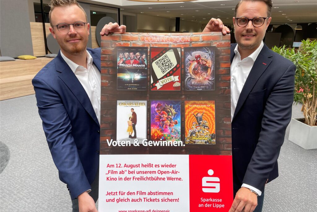 Kevin Köster (l.) und Andree Heimann von der Sparkasse an der Lippe mit dem Plakat für die Abstimmung zum Open-Air-Kino. Kevin Köster (l.) und Andree Heimann von der Sparkasse an der Lippe mit dem Plakat für die Abstimmung zum Open-Air-Kino.