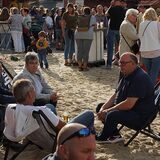 Gäste sitzen in Strandstühlen auf dem Hof des Feuerwehrgerätehauses Heeren.