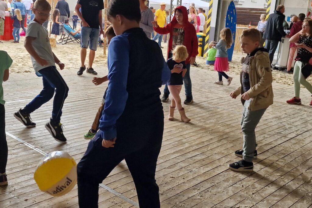 Zu Beginn des Festes wurde die Tanzfläche von Kindern bevölkert, die dort mit einem Wasserball spielten.