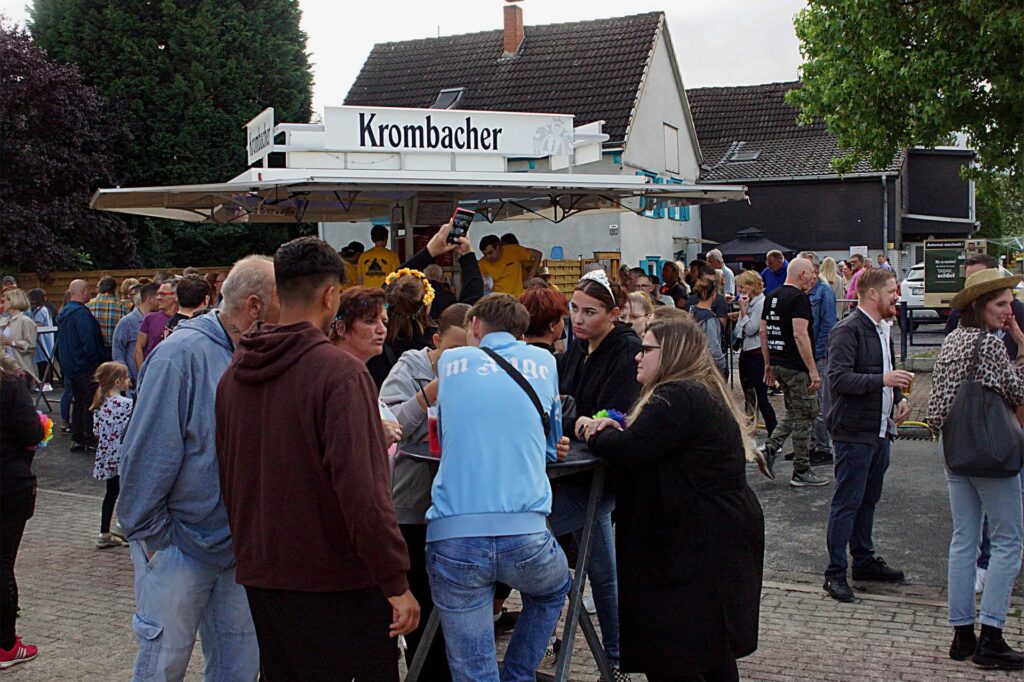 Das Dorf traf sich mitten im Ort.