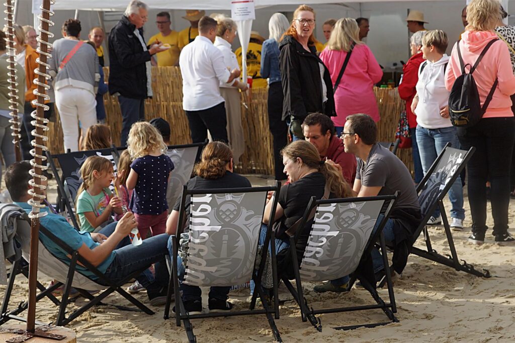 Mit Strandsesseln wurden auch Sitzgelegenheiten geschaffen.