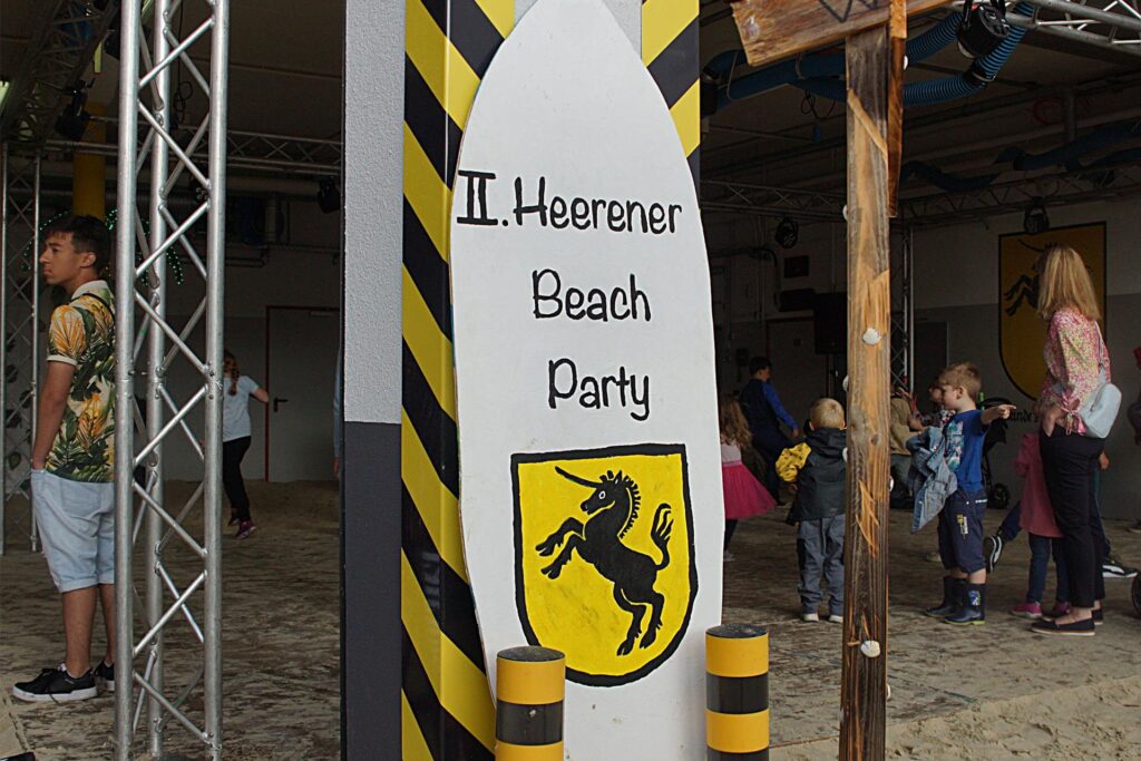 Ein Surfbrett im Heerener Stil dekoriert lehnte an einer Säule der Fahrzeughalle.