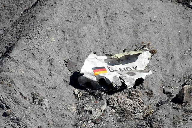 Trümmer der Germanwings-Maschine A320 liegen am 26.03.2015 an der Absturzstelle in der Nähe von Le Vernet in den französischen Alpen.