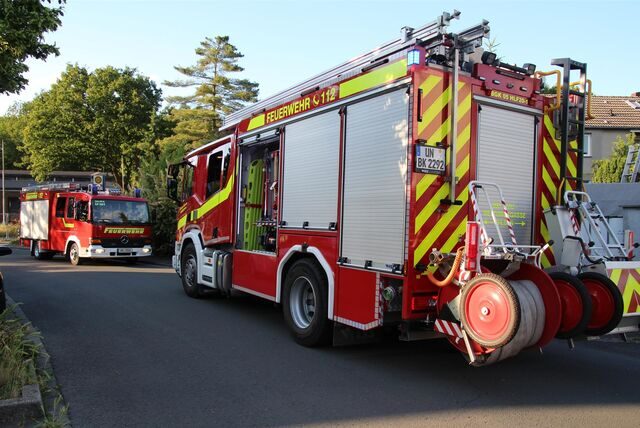 Zu sehen sind zwei Einsatzfahrzeuge der Feuerwehr.