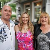SoldatenkinderFamilientreffen mit Rückschau auf Kindheit in Holzwickede: Colin Slavin mit Ehefrau Debbie reiste aus den Vereinigten Staaten an und besuchte auch seine Eltern, die in Holzwickede leben, hier seine Mutter Irma.