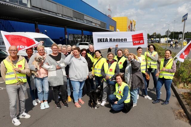 Zum Warnstreik versammelten sich am Dienstag einige Ikea-Mitarbeiter auf dem dortigen Parkplatz.