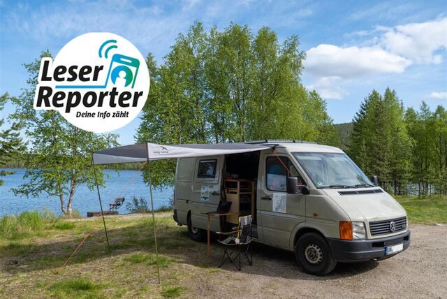 Camper-Van an einem See.
