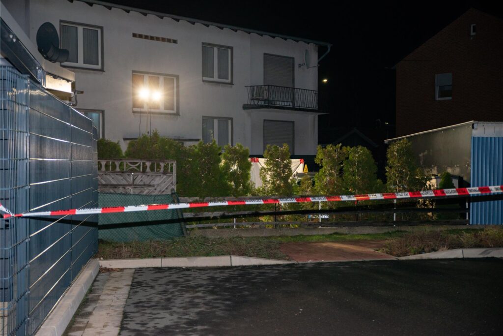 2020 war ein Mann in Ahlen vor seinem Mehrfamilienhaus erschossen worden. (Archivbild) 2020 war ein Mann in Ahlen vor seinem Mehrfamilienhaus erschossen worden. (Archivbild)