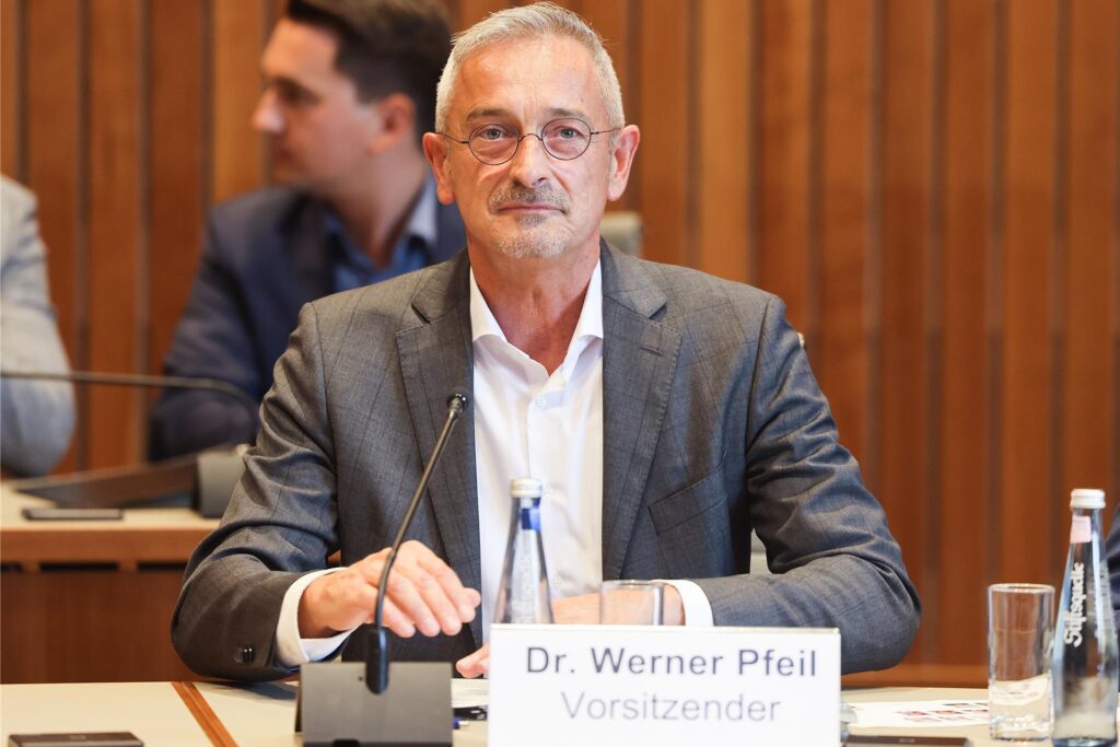 Werner Pfeil (FDP), Vorsitzender des Rechtsausschusses des Landtags in Nordrhein-Westfalen, fordert Daten-Transparenz für Bürger. Werner Pfeil (FDP), Vorsitzender des Rechtsausschusses des Landtags in Nordrhein-Westfalen, fordert Daten-Transparenz für Bürger.