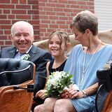 Der Reiterverein holte das Gold-Paar Paul und Mechthild Heitbaum mit einer zweispännigen Kutsche ab. Enkelin Lena durfte mitfahren.
