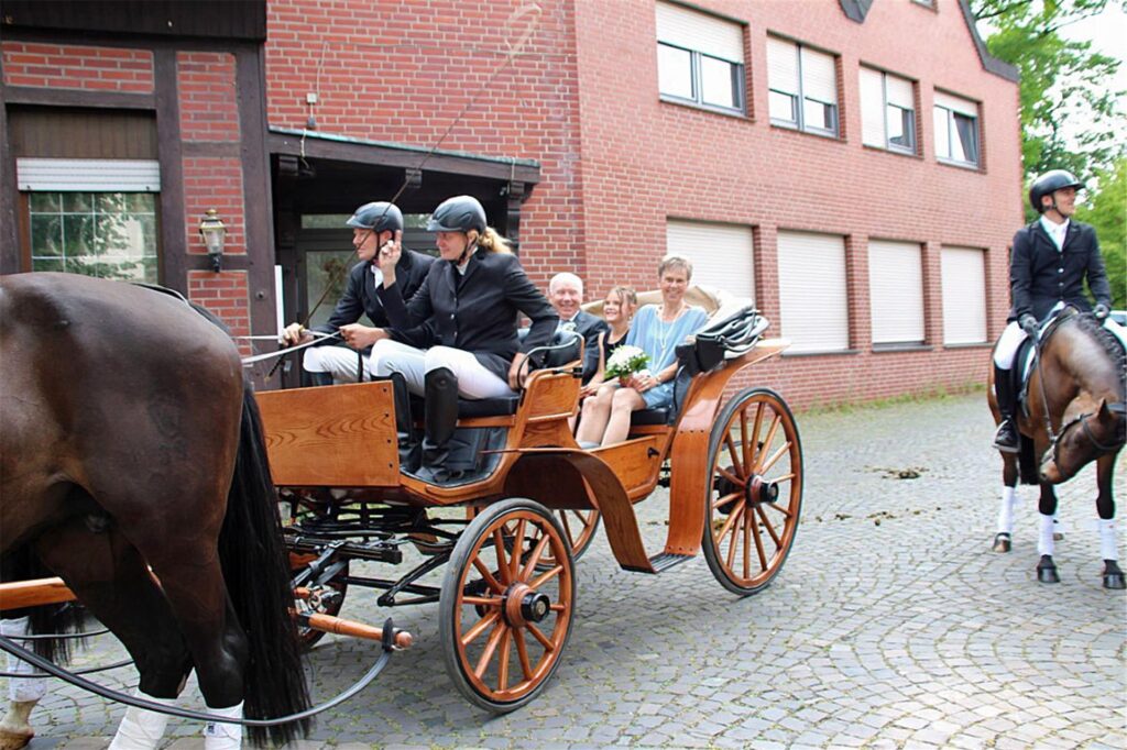 Das Goldpaar wurde nach der Messe in Herbern zum Landgasthof Simonsmeier mit der Kutsche gefahren. 