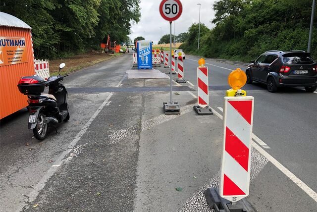An der Ardeyer Straße hat die Stadt Fröndenberg eine Baustelle eingerichtet; eine Spur ist gesperrt, der Verkehr wird mit einer Ampel geregelt.