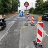 An der Ardeyer Straße hat die Stadt Fröndenberg eine Baustelle eingerichtet; eine Spur ist gesperrt, der Verkehr wird mit einer Ampel geregelt.