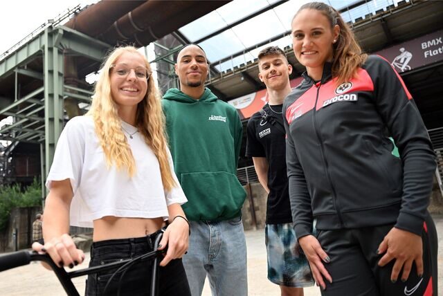Kim Lea Müller (l-r), BMX-Radfahrerin, Leon Fertig, 3×3 Basketballer, Leander Carmanns, Speed-Kletterer, und Sarah Vogel, Stabhochspringerin, stehen im Landschaftspark.