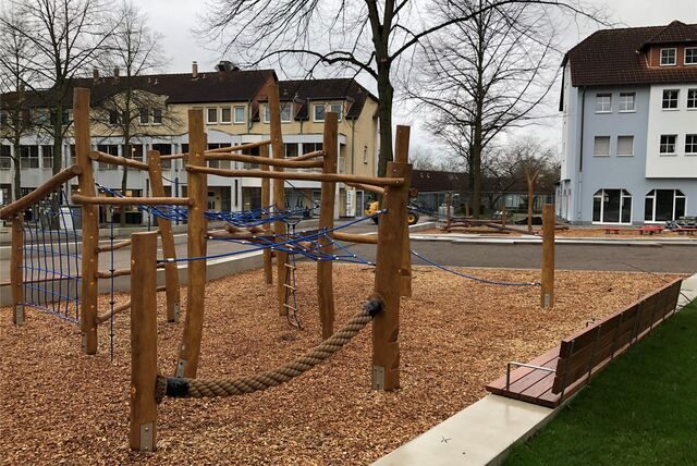 Auf dem Bruayplatz gibt es auch neue Spielgeräte, eine Einweihung fehlt bis heute. Jetzt wird es eine privat organisierte Veranstaltung geben.