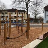 Auf dem Bruayplatz gibt es auch neue Spielgeräte, eine Einweihung fehlt bis heute. Jetzt wird es eine privat organisierte Veranstaltung geben.