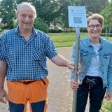 Matthias Wenge vom Bauhof der Gemeinde und Andrea Mennemann von der Friedhofsverwaltung legen die Standorte für die neuen Schilder des digitalen Friedhofsplans fest.