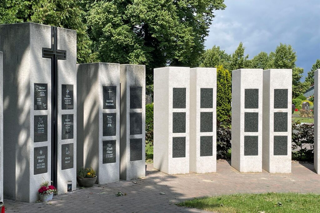 Der digital Friedhofsplan zeigt zum Beispiel auch, wie viele Grabstellen am Außenkolumbarium (Foto) in Herbern noch frei sind. Der digital Friedhofsplan zeigt zum Beispiel auch, wie viele Grabstellen am Außenkolumbarium (Foto) in Herbern noch frei sind.