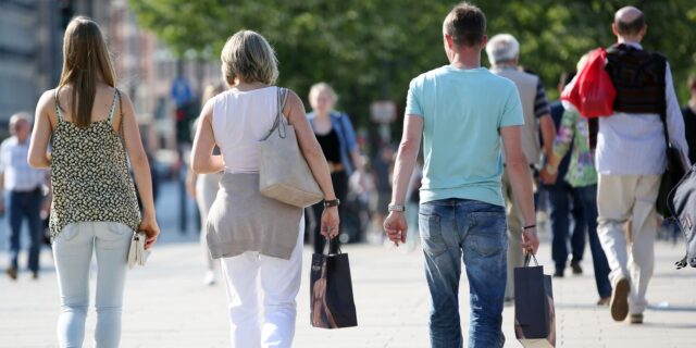 Menschen beim Einkaufen am verkaufsoffenen Sonntag in NRW
