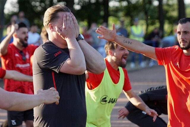 Chris Brügmann im Moment des Aufstiegs: Er und TuRa Bergkamen sind jetzt in die Bezirksliga 7 eingeteilt worden. Der Trainer hat gemischte Gefühle.