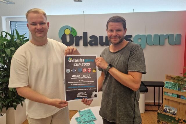 Lars Rohwer und Hanno Wigger präsentieren den Urlaubsguru-Cup-Flyer. Jetzt sucht der Königsborner SV händeringend Ersatz für ein Team, das abgesprungen ist.