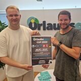 Lars Rohwer und Hanno Wigger präsentieren den Urlaubsguru-Cup-Flyer. Jetzt sucht der Königsborner SV händeringend Ersatz für ein Team, das abgesprungen ist.