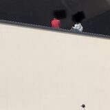 Zwei Jugendliche machen Pause auf dem Parkdeck 1 des Einkaufszentrums Neue Mühle in Unna, haben sich dafür auf die Brüstung gesetzt.