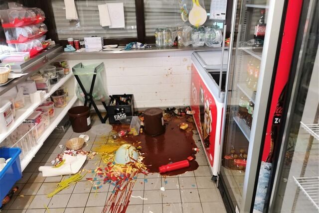 Mutwillig tobten sich zwei jugendliche Einbrecher im Kiosk des Freibades in Dellwig aus. Sie waren in der Nacht auf Sonntag (9. Juli) auf das Gelände eingedrungen.