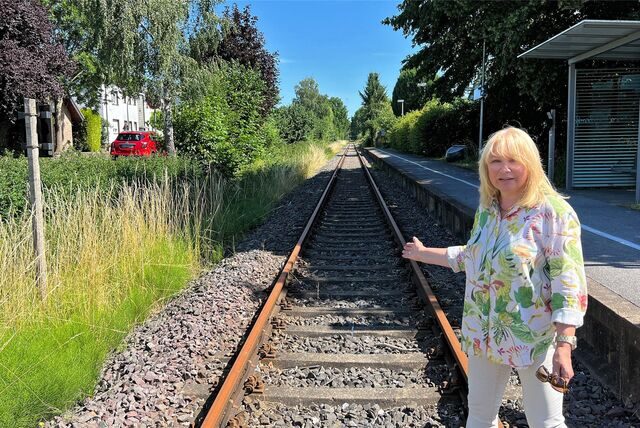 Ursula Lindstedt an der Bahntrasse der RB54, links davon der Thabrauck: Die Fröndenbergerin wohnt ganz nah an der Haltestelle Ardey und schlägt nun einen Radweg auf der Linie nach Unna vor.