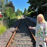 Ursula Lindstedt an der Bahntrasse der RB54, links davon der Thabrauck: Die Fröndenbergerin wohnt ganz nah an der Haltestelle Ardey und schlägt nun einen Radweg auf der Linie nach Unna vor.
