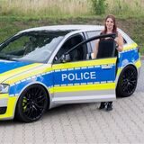 Die Autotunerin Svenja Geertz steht neben ihrem Audi, der ähnlich wie ein Polizeifahrzeug foliert ist.