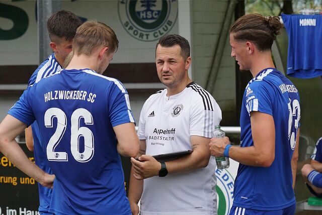 Anweisungen von HSC-Co-Trainer Damian Grauer (in Weiß) in der Halbzeitpause.