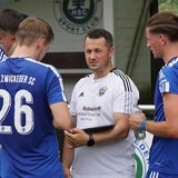 Anweisungen von HSC-Co-Trainer Damian Grauer (in Weiß) in der Halbzeitpause.
