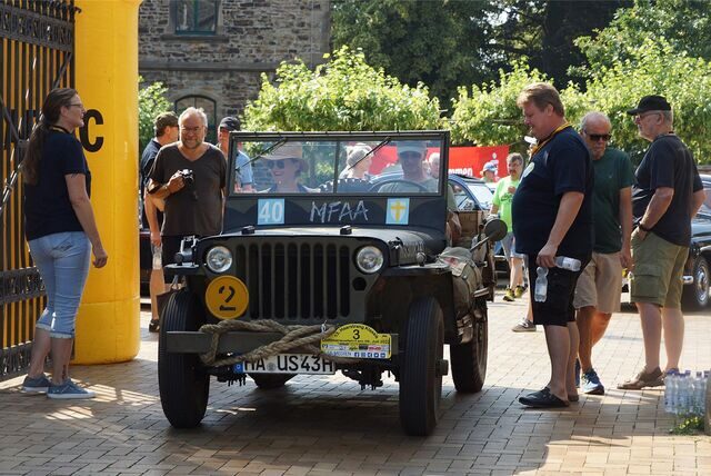 72 Oldtimer gingen bei der 13. Haarstrang Klassik auf die Strecke. Los ging es am Haus Opherdicke in Holzwickede.