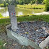 Nach der wiederholten Zerstörung der Herzsport-Skulptur am Stadtsee in Werne denkt Gruppenleiterin Angelika Henser über ein neues Aussehen des Denkmales nach.