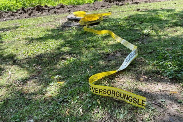Ein Bagger hebt seit Montag, 10. Juli 2023, einen Graben an der östlichen Seite des Stadtsees für Versorgungsleitungen aus.