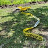 Ein Bagger hebt seit Montag, 10. Juli 2023, einen Graben an der östlichen Seite des Stadtsees für Versorgungsleitungen aus.