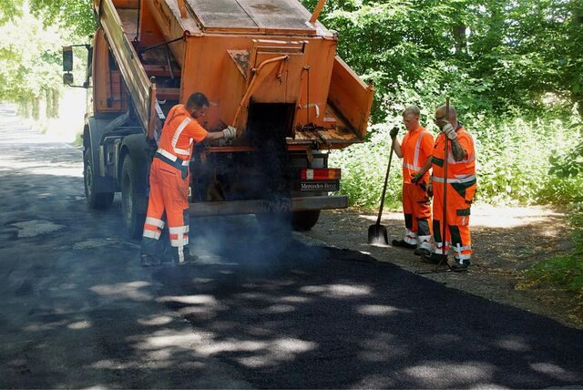 Während Arbeiter von Straßen NRW hier Straßenschäden auf der Palzstraße (L881) zwischen Bausenhagen und Stentrop ausbessern, wird der Kreis Unna die K26 zwischen Unna-Billmerich und Fröndenberg-Ostbüren auf 3,6 Kilometern sanieren.