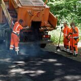 Während Arbeiter von Straßen NRW hier Straßenschäden auf der Palzstraße (L881) zwischen Bausenhagen und Stentrop ausbessern, wird der Kreis Unna die K26 zwischen Unna-Billmerich und Fröndenberg-Ostbüren auf 3,6 Kilometern sanieren.