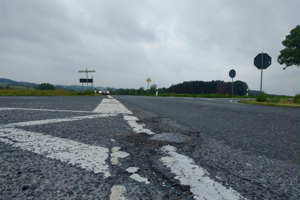 Die Frömerner Straße soll auf dem Abschnitt zwischen Von-Steinen-Straße und Kessebürener Weg (im Bild der Kreuzungsbereich) ab dem 17. Juli saniert werden. Die Frömerner Straße soll auf dem Abschnitt zwischen Von-Steinen-Straße und Kessebürener Weg (im Bild der Kreuzungsbereich) ab dem 17. Juli saniert werden.