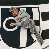 Marion Pfaff alias Krümel liegt auf dem Dattelner Stadtbanner.