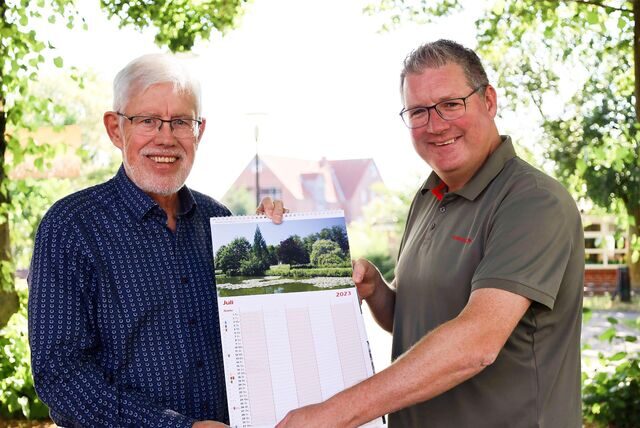 Reinhard Hartwig (l.), Vorsitzender der Bürgerstiftung Ascheberg, und Sascha Klaverkamp von “Ascheberg Marketing” mit einem Entwurf des neuen Familienkalenders, der von einer Foto-Aktion begleitet wird.