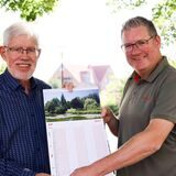 Reinhard Hartwig (l.), Vorsitzender der Bürgerstiftung Ascheberg, und Sascha Klaverkamp von “Ascheberg Marketing” mit einem Entwurf des neuen Familienkalenders, der von einer Foto-Aktion begleitet wird.